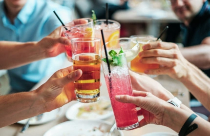 Repas de groupe sur une plage privée