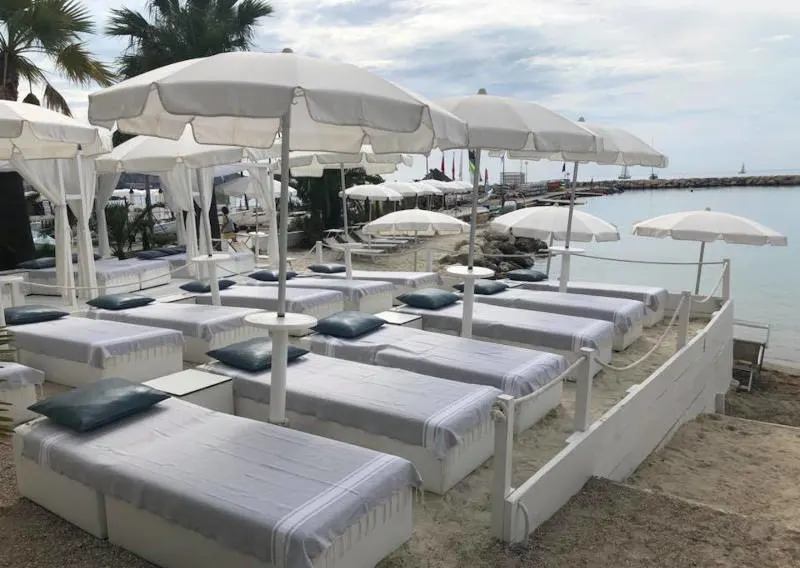 Les Sablettes Beach Club